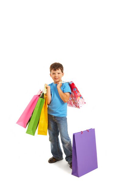 تصویر کیسه های نگه داشتن پسر خندان با هدایا یا خریدهایی که به دوربین نگاه می کنند