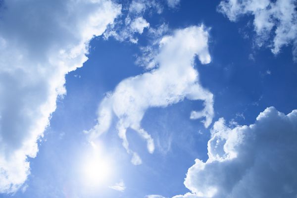شکل ابر مانند ابر بر استعاره آسمان آبی روشن به عنوان قدرت