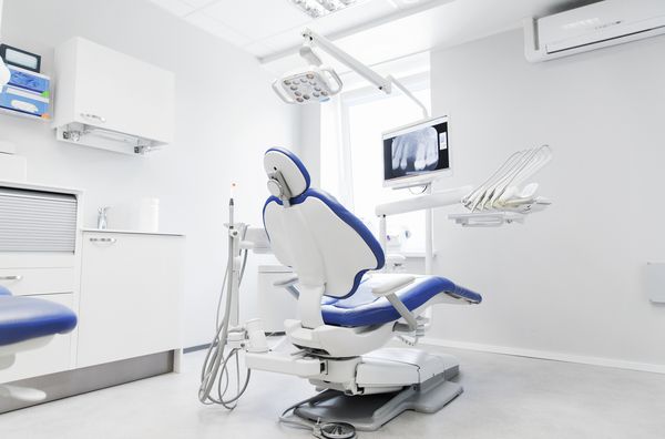 دندانپزشکی پزشکی تجهیزات پزشکی و مفهوم دندانپزشکی فضای داخلی مطب جدید کلینیک دندانپزشکی با صندلی