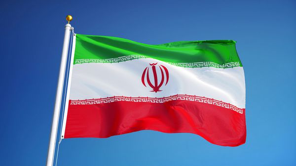 پرچم ایران در برابر آسمان آبی تمیز کاملاً یکپارچه حلقه با شفافیت کانال آلفا ماسک مسیر قطع شده موج می زند