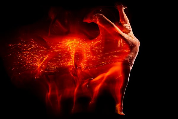 پرتره هنری زن زیبا در جرقه های قرمز عکاسی روشنایی مختلط