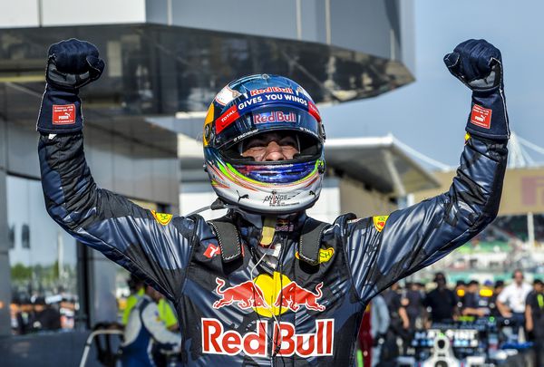 SEPANG مالایا 02 اکتبر 2016 راننده ردبول مسابقه دانیل ریکاردو پیروزی خود را بعد از مسابقات فرمول یک F1 پتروناس مالزی Grand Grand Prix 2016 جشن می گیرد