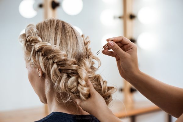 آرایشگاه زنانه ساخت مدل مو به دختران در سالن زیبایی