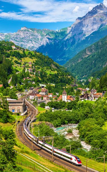 قطار اکسپرس در راه آهن قدیمی گوتارد ترافیک در دسامبر سال 2016 به تونل پایه Gotthard هدایت می شود