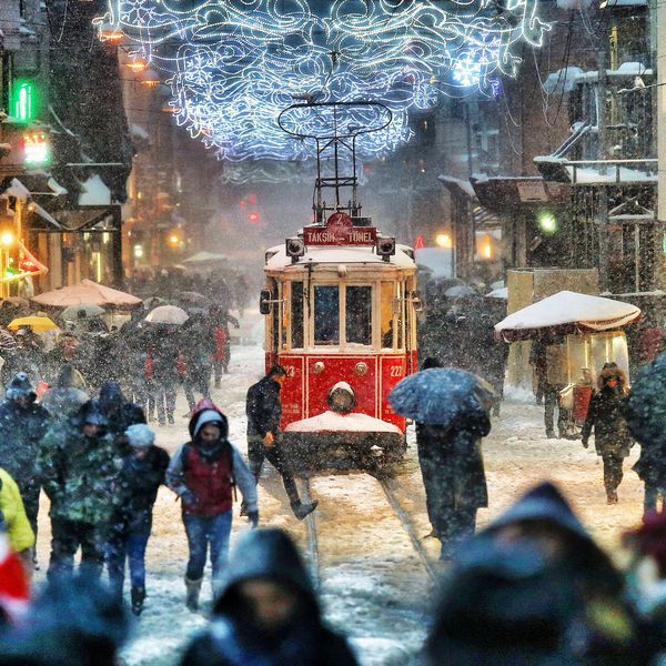 18 فوریه 2015 استانبول بوقلمون مردم در شب زمستان در خیابان istiklal قدم می زنند