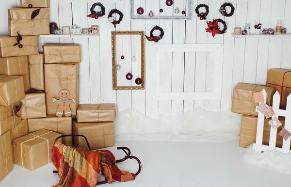 فضای داخلی کریسمس با سورتمه اتاق کریسمس با هدایا