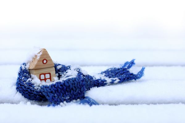 خانه کوچک در روسری گرم پوشیده از برف اسکان راحت در هوای زمستان