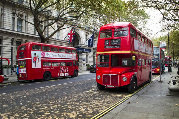 لندن انگلیس 28 اکتبر 2016 یک دستگاه اتوبوس پرنعمت دو رنگ قرمز لندنری و چند اتوبوس جدید در خیابان