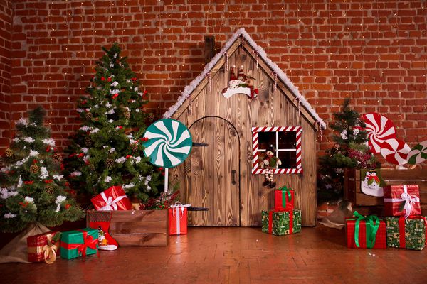 فضای داخلی کریسمس با خانه چوبی آب نبات درخت و هدایا هیچ کس زمینه تعطیلات
