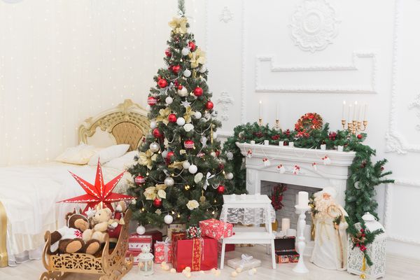 تعطیلات زیبا تزئین شده اتاق داخلی با درخت کریسمس و ارائه های زیر آن عکس افقی