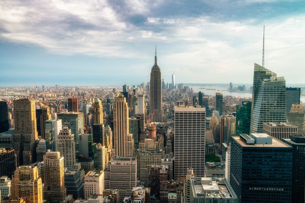 NEW YORK CITY 162016 ژوئیه ناظران از میانه شهر از بالای مرکز راکفلر دیدن می کنند منهتن اغلب به عنوان سرمایه فرهنگی و مالی جهان توصیف می شود تصویر تقسیم شده