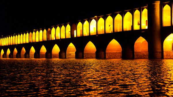 در ایران پل قدیمی اصفهان برای نور و شب