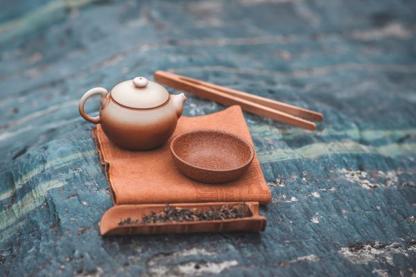 مراسم چای سنتی چینی در زمینه سنگ طبیعی