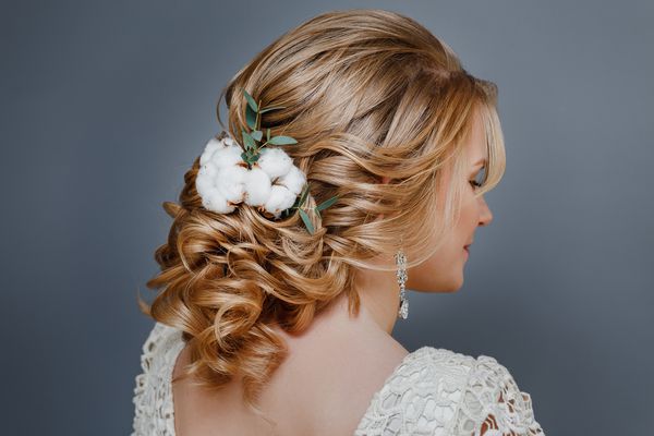 جزئیات نزدیک مدل موهای عروسی با گل زمستانی نخی