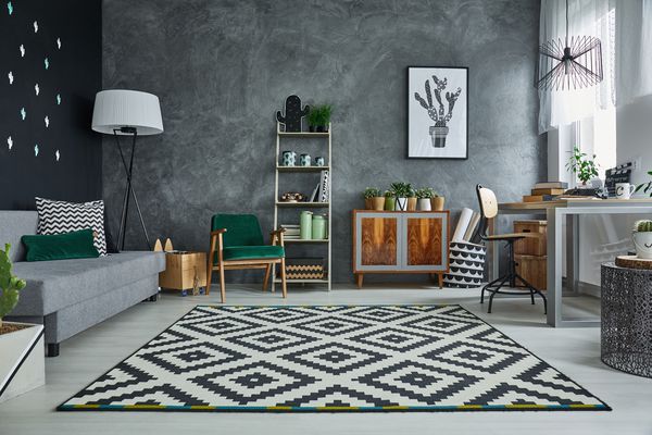 اتاق خاکستری با فرش الگوی و مبلمان چوبی