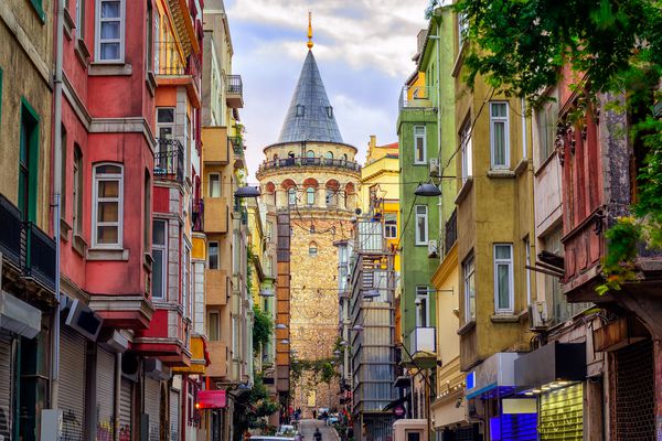 برج گالاتا و خیابان در شهر قدیمی استانبول ترکیه