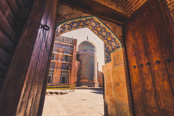 درب رنگارنگ تاریخی و آرامگاه شیخ صفی قرن چهاردهم در اردبیل ایران
