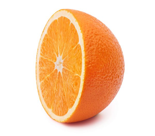 کاملاً نارنجی خرد شده برش داده شده بر روی زمینه سفید با مسیر قطع یکی از بهترین برش های پرتقال جدا شده که دیده اید