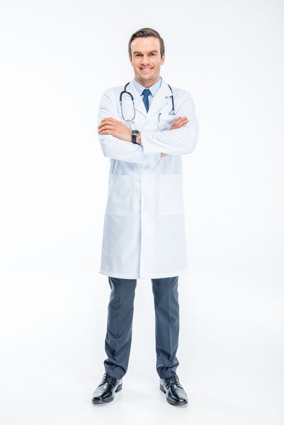 پرتره کامل پزشک مرد با استتوسکوپ که در دوربین جدا شده روی سفید خندان است