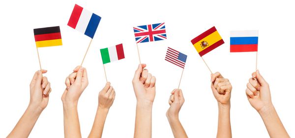 دستانی که پرچمهای ایالات متحده و کشورهای عضو اتحادیه اروپا را می پوشانند