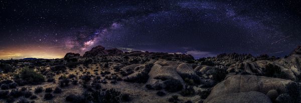 نمایی از کهکشان راه شیری در پارک ملی جوشوا Tree تصویر hdr از عکاسی astro است که در شب عکاسی شده است این علم و بهشت ​​الهی را به تصویر می کشد