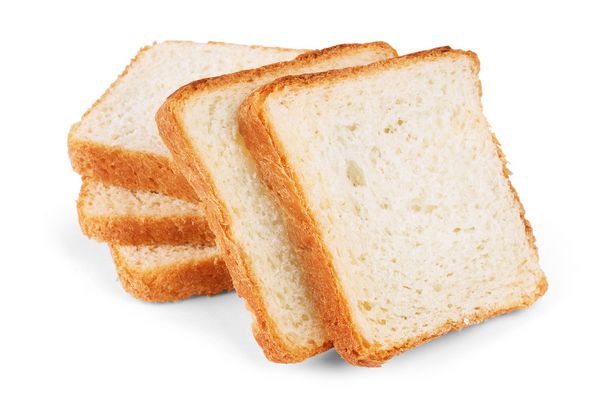 نان خرد شده جدا شده بر روی زمینه سفید