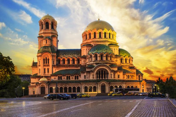نمای زیبا از کلیسای جامع الکساندر نوسکی در صوفیا بلغارستان در غروب خورشید