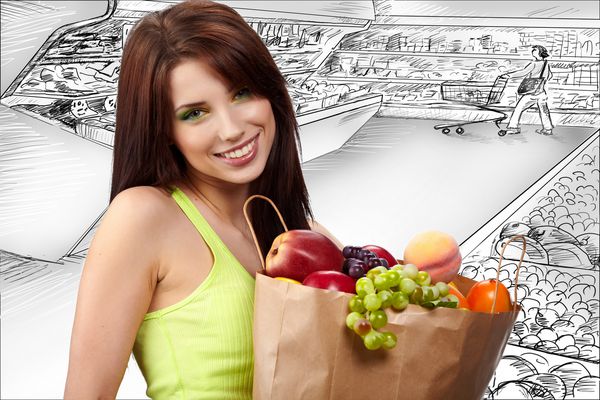 زن کیسه ای پر از مواد غذایی سالم خرید در بازار