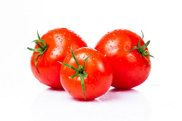گوجه فرنگی جدا شده بر روی زمینه سفید گوجه فرنگی
