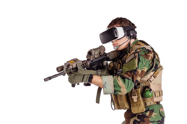 سرباز با عینک واقعیت مجازی مفهوم نظامی و فناوری