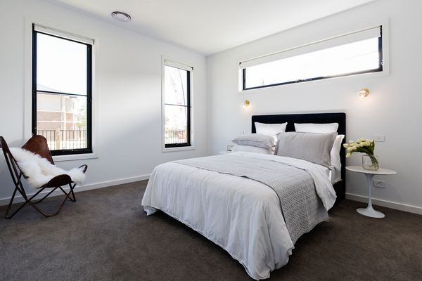 مجموعه اتاق خواب مستر معاصر در یک خانه جدید لوکس استرالیا