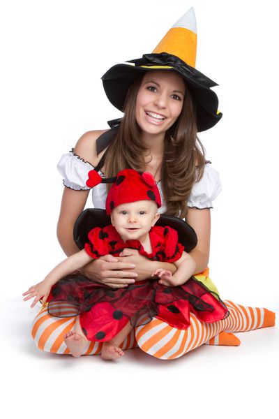 دختر مادری که لباس هالووین دارد