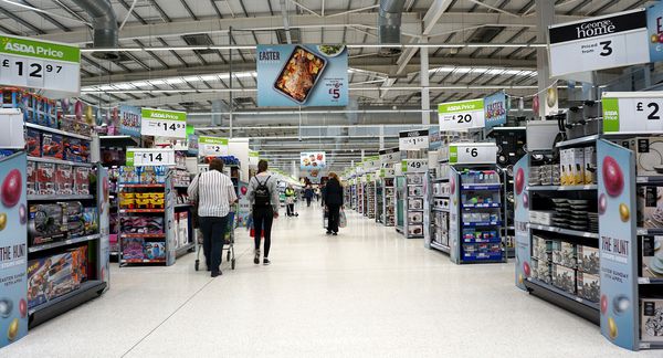 LIVINGSTON اسکاتلند انگلیس 7 آوریل 2017 سوپر مارکت Asda Walmart افرادی که در سوپرمارکت Asda یکی از بزرگترین زنجیره های سوپر مارکت ها در انگلستان خرید می کنند