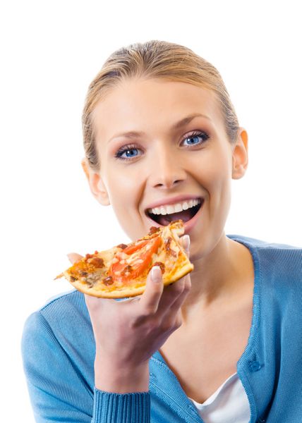 زن در حال خوردن پیتزا جدا شده روی سفید