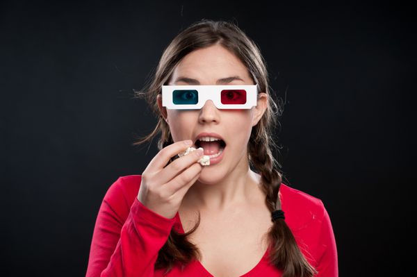 نوجوان در حال تماشای یک فیلم سه بعدی با عینک یکپارچهسازی با سیستمعامل 3D