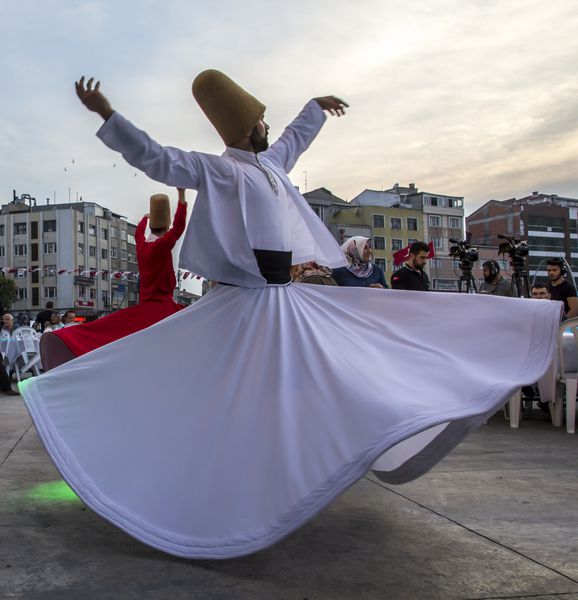 استانبول ترکیه 03 ژوئن 2017 سمنان ها دراویش در حال رقصیدن ماه رمضان هستند و افرادی که منتظر غذای عصرانه افطار در نزدیکی زیتینبورنو استانبول ترکیه هستند