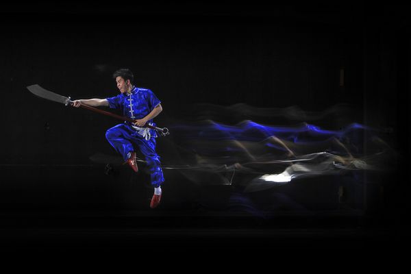 مجری چینی کونگ فو در طول تمرین در جاکارتا اندونزی برای به دست آوردن تأثیر حرکات زیر چند چراغ شلیک کنید تاریخ گرفته شده 27 مه 2012