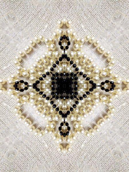 تزئینات روی زمینه پارچه کتانی طبیعی تصاویر تغییر یافته فنی از مهره ها انتزاعی چهار هدف الگوی متقارن دانه های سیاه و مروارید است