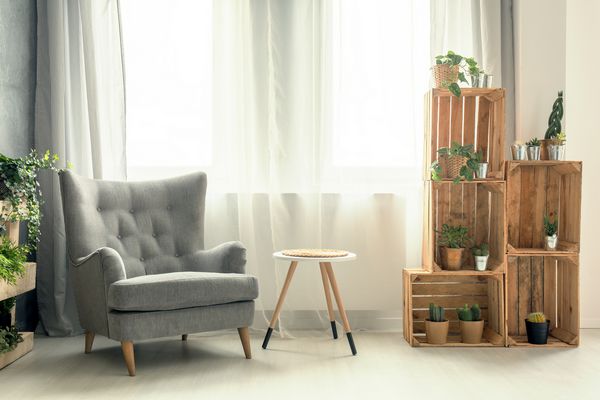 اتاق نشیمن شیک با صندلی زیبا و قفسه DIY چوبی