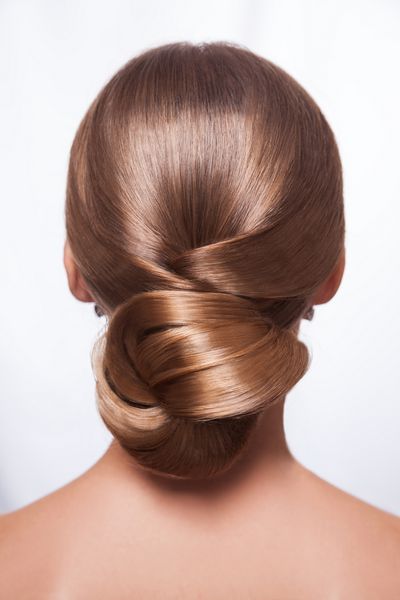 نمای پشت زن زیبا با مدل موهای خلاقانه زیبا نان مو جدا شده بر روی زمینه سفید