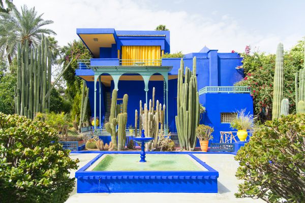 باغ زیبای Majorelle یک باغ گیاه شناسی گرمسیری و یک باغ منظره در مراکش مراکش است لو جاردین دارای یک چشمه آبی است که در Majorelle Blue رنگ شده است