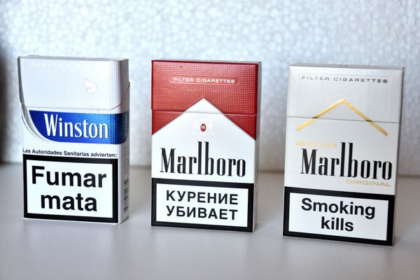 مارسی فرانسه 5 ژوئیه 2017 بسته سیگار اسپانیایی چپ روسی میانه و آمریکایی راست
