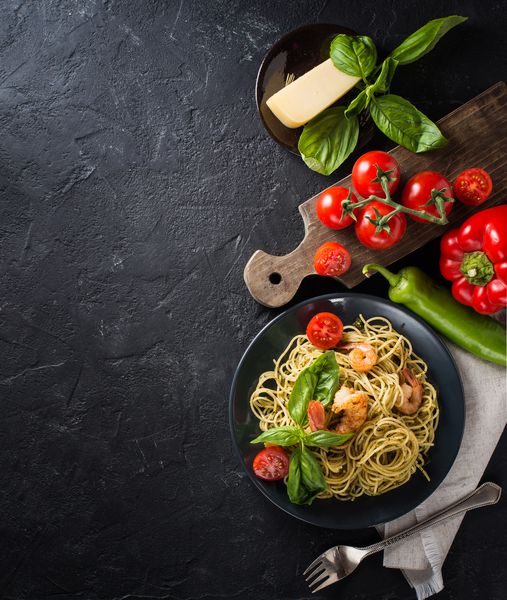 ماکارونی اسپاگتی دانه ای کامل با میگو نمای بالا فضای کپی