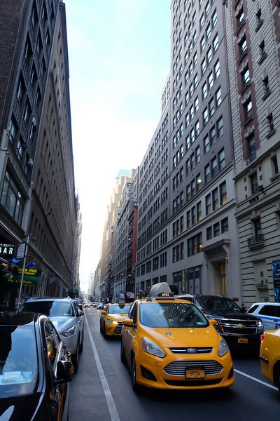 صحنه خیابان خیابانی نیویورک با یک کابین تاکسی زرد 31122016 نیویورک منهتن ایالات متحده