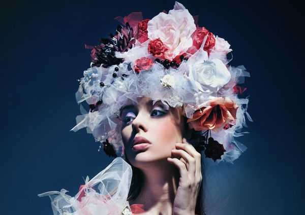 زن ناز پوشیده از کلاه ساخته شده از گل
