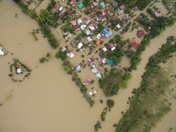 Sakonnakhon تایلند 3 آگوست 2017 دهکده بان کنگ تپ دهستان کوسومال ساکوناخون آب های سیلاب در یک خانه و مزارع برنج در شمال شرقی تایلند از بالای منظره با هواپیماهای بدون سرنشین پیشی می گیرند