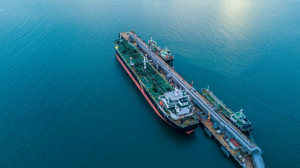 نمای هوایی کشتی بارگیری نفتکش در نمای بندر از بالا کشتی تانکر لجستیک واردات و صادرات تجارت و حمل و نقل