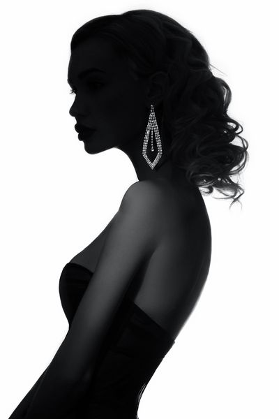 عکس مد کنتراست عکس سیاه و سفید یک زن با گوشواره جواهرات مخصوص زنان نور و سایه هایی روی بدن دختر amp x27؛ زنان چهره ای عالی