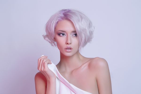 رنگ مو موهای زن جوان زیباخودآگاه با مدل مو و آرایش