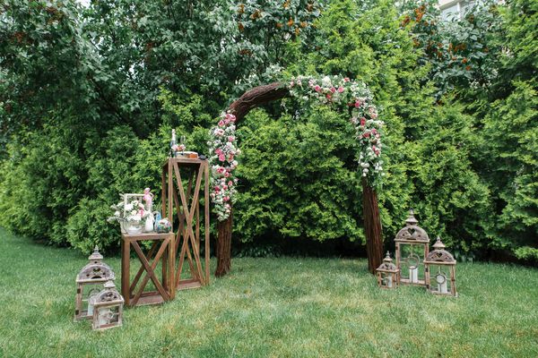 منطقه عکس عروسی شیک قوس قهوه ای عروسی تاک قوس عروسی با گل مراسم عروسی زیبا روی یک چمن سبز محل جشن